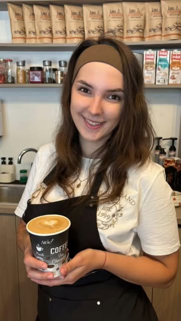 Barista przygotowujący kawę przy ladzie w Przystanku Krośnieńska